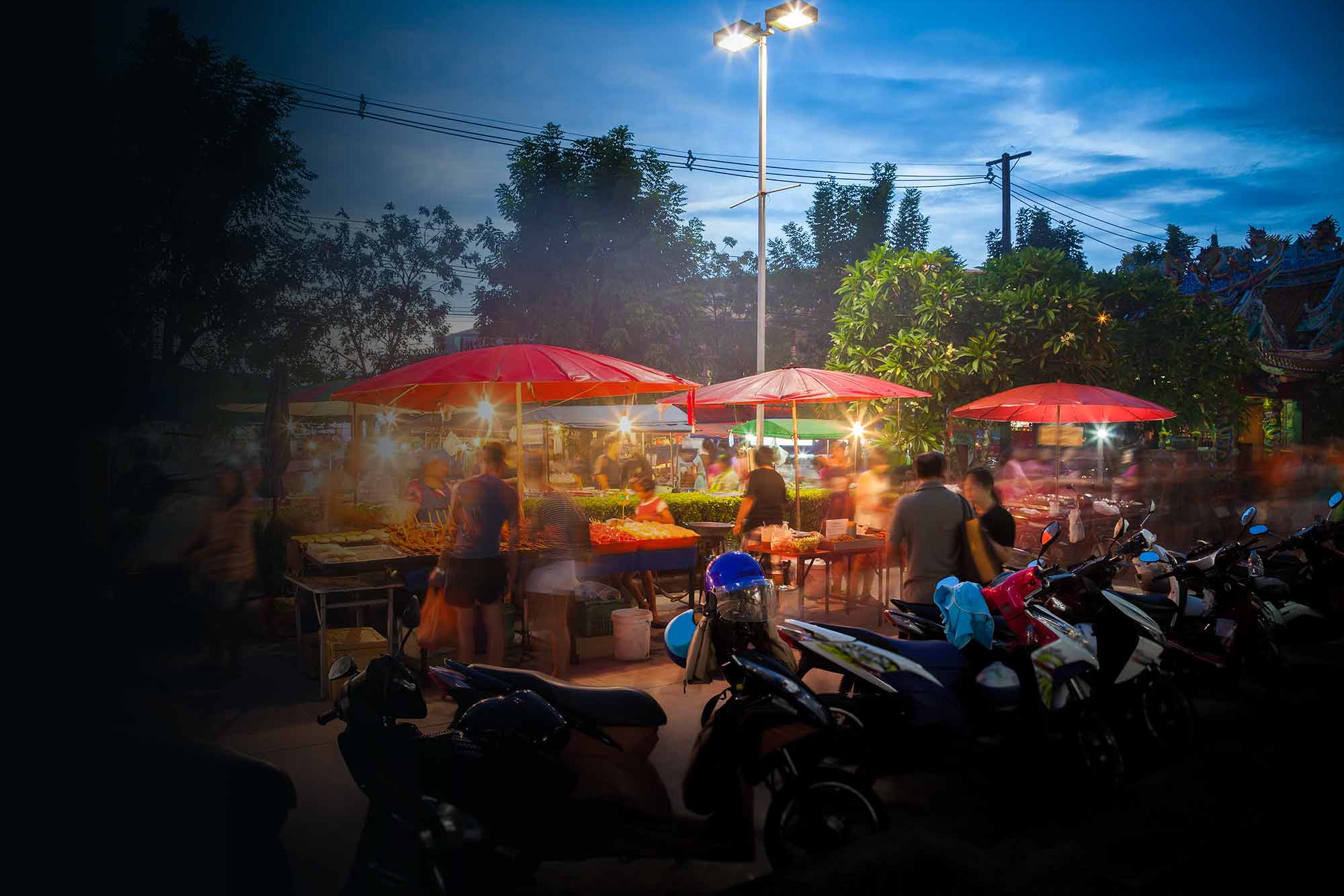 Thailändischer Markt bei Nacht